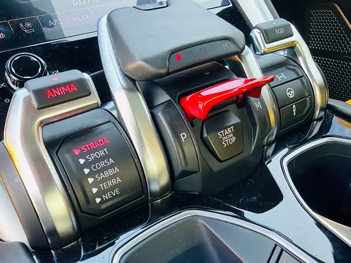 Фото 18 - Lamborghini Urus