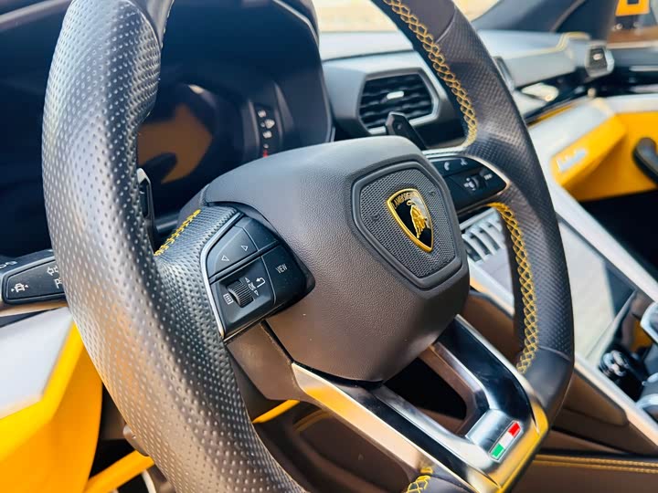 Фото 20 - Lamborghini Urus