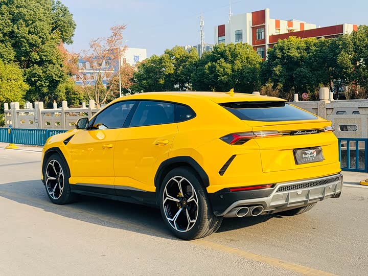 Фото 4 - Lamborghini Urus