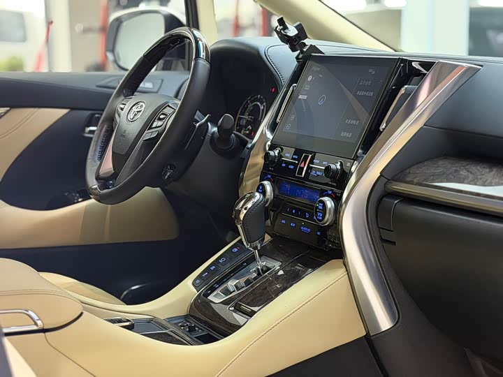 Фото 10 - Toyota Vellfire