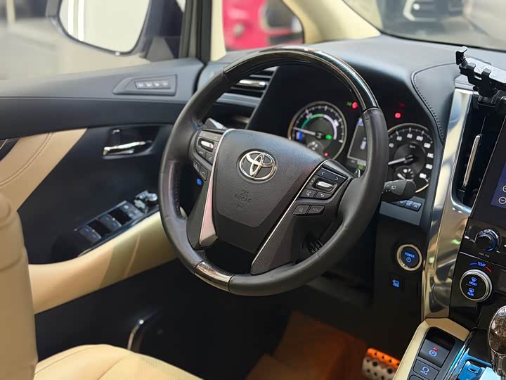 Фото 18 - Toyota Vellfire