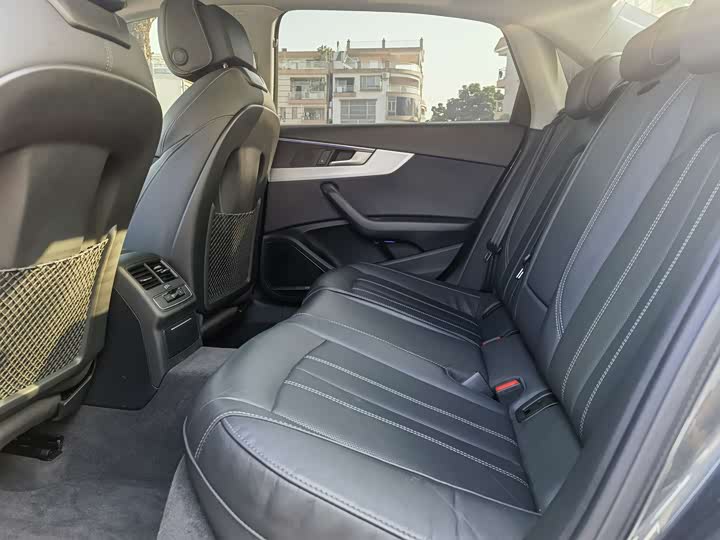 Фото 15 - Audi A4L