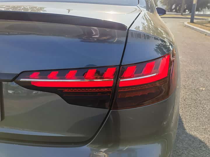 Фото 8 - Audi A4L