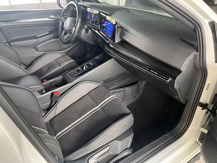 Фото 23 - Volkswagen Golf