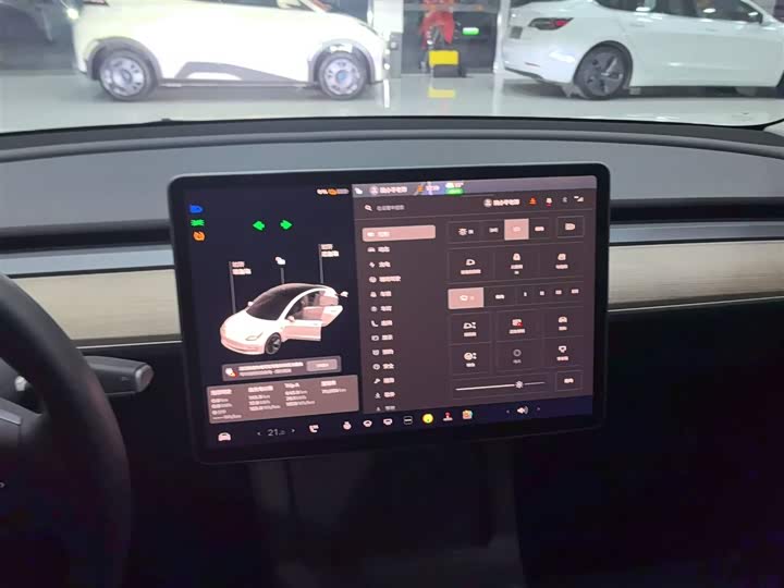 Фото 13 - Tesla Model 3