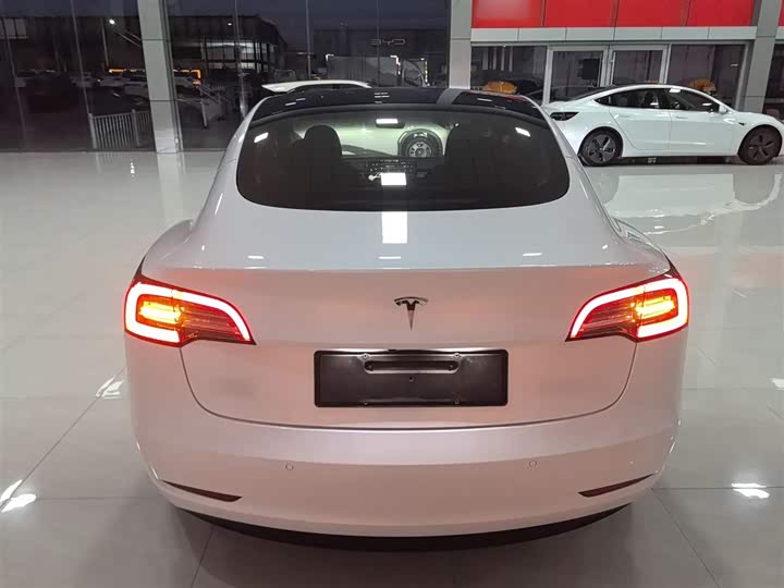 Фото 6 - Tesla Model 3