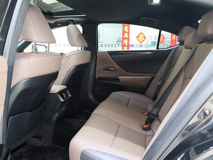 Фото 12 - Lexus ES