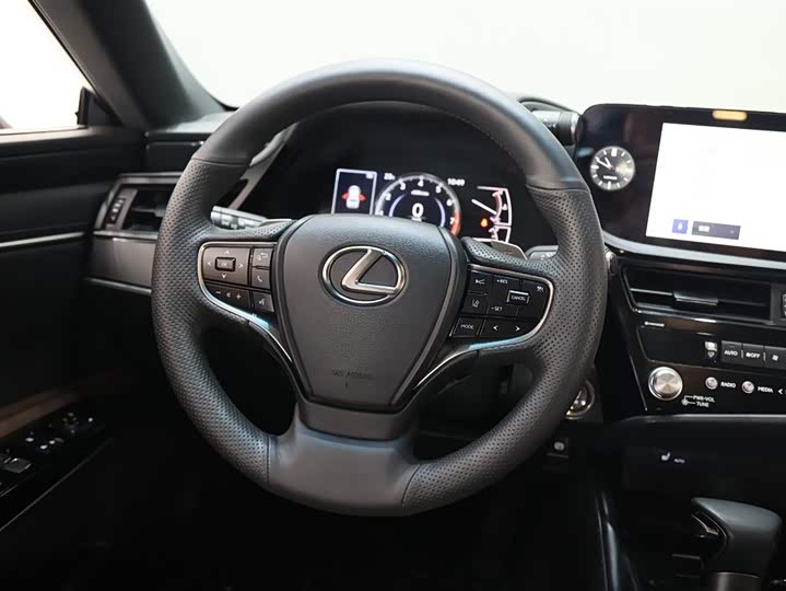 Фото 14 - Lexus ES