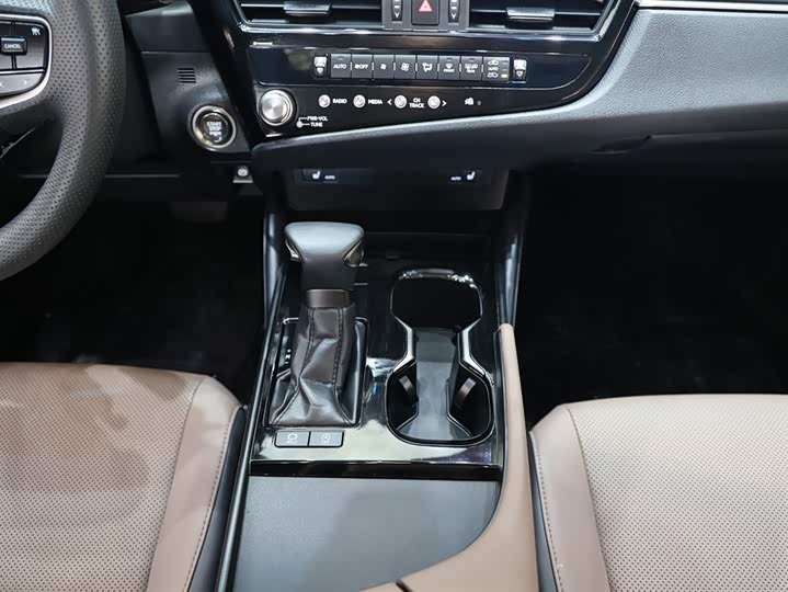 Фото 16 - Lexus ES