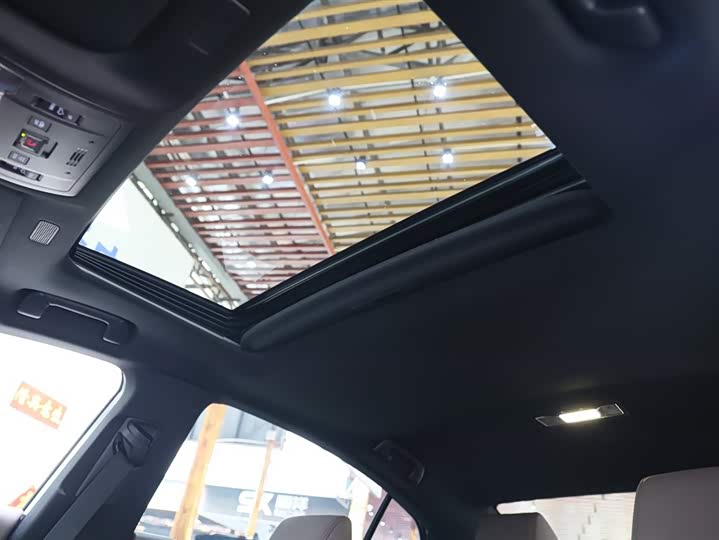 Фото 17 - Lexus ES