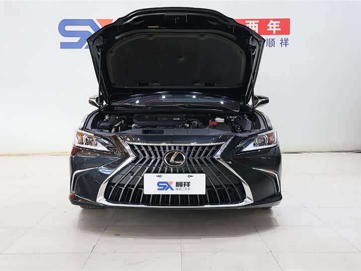 Фото 20 - Lexus ES