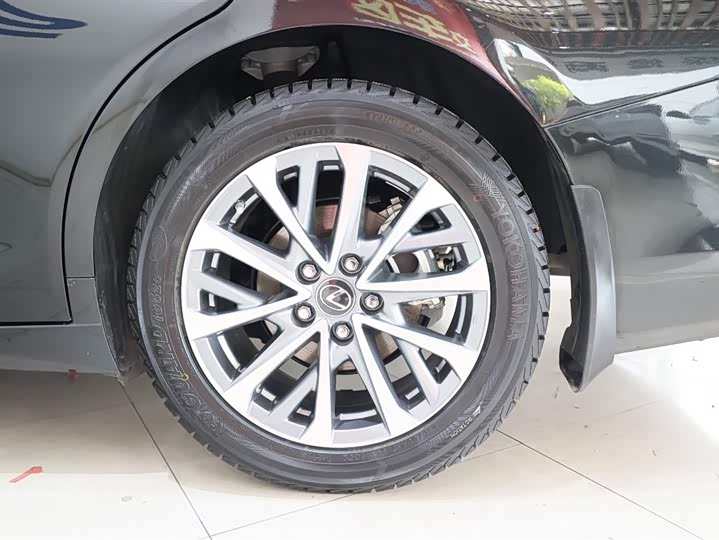 Фото 21 - Lexus ES