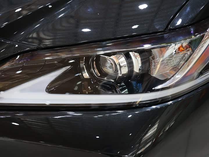 Фото 8 - Lexus ES