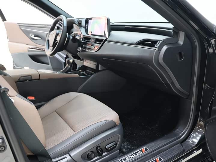 Фото 9 - Lexus ES