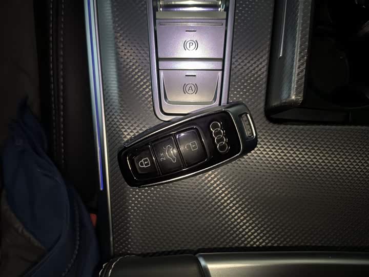 Фото 9 - Audi A6L