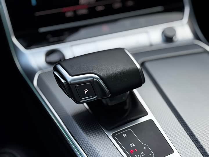 Фото 13 - Audi A6L