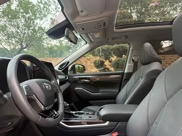 Фото 11 - Toyota Highlander