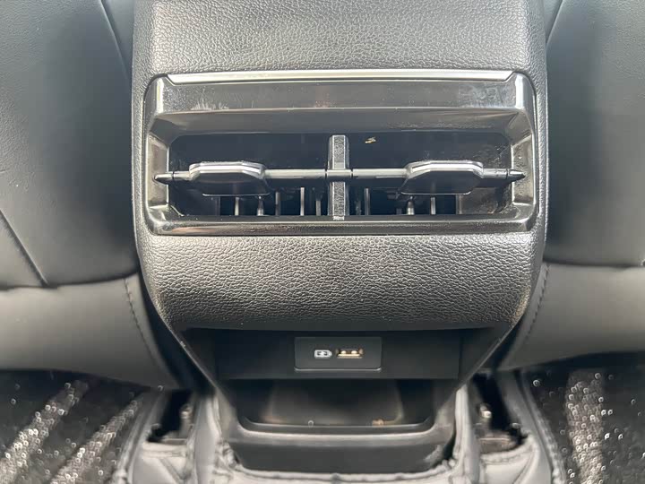 Фото 13 - Geely Coolray