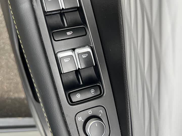 Фото 9 - Geely Coolray