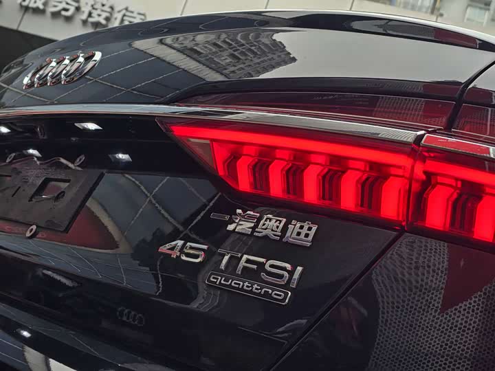 Фото 9 - Audi A6L