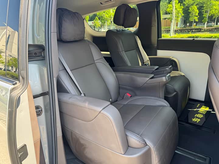 Фото 17 - LiXiang Mega