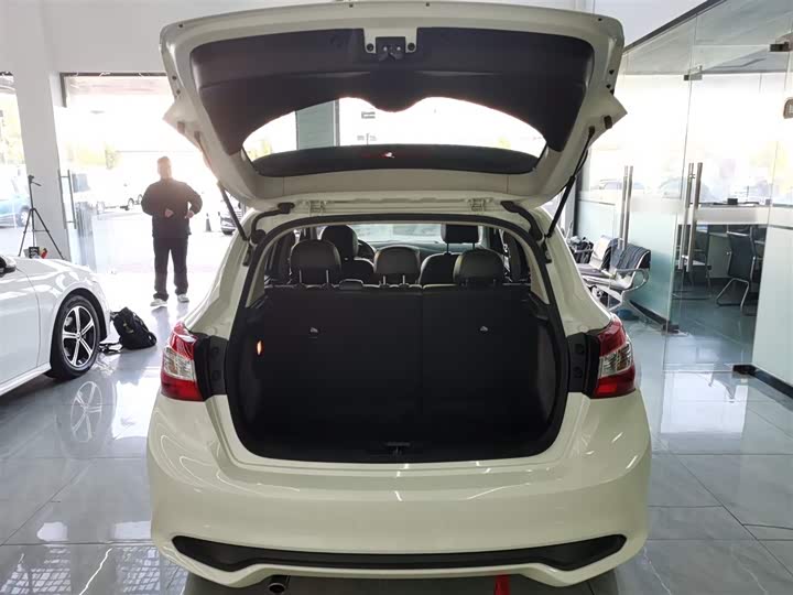 Фото 9 - Nissan Tiida