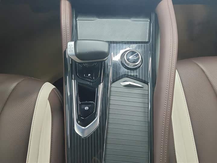 Фото 16 - Geely Monjaro