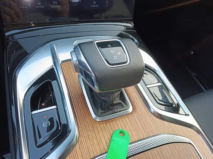 Фото 14 - Hongqi E-HS9