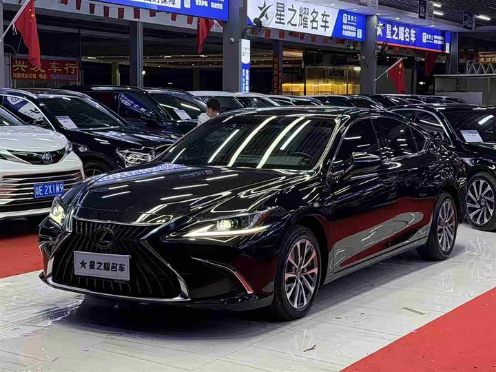 Фото 1 - Lexus ES