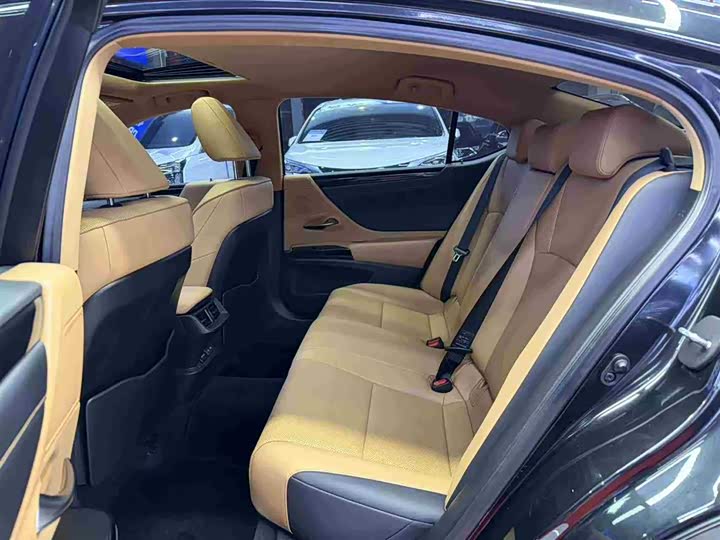 Фото 11 - Lexus ES