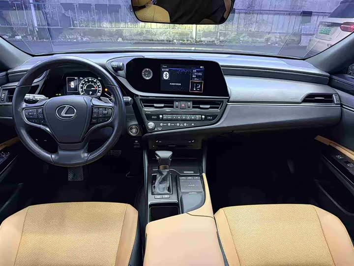 Фото 12 - Lexus ES