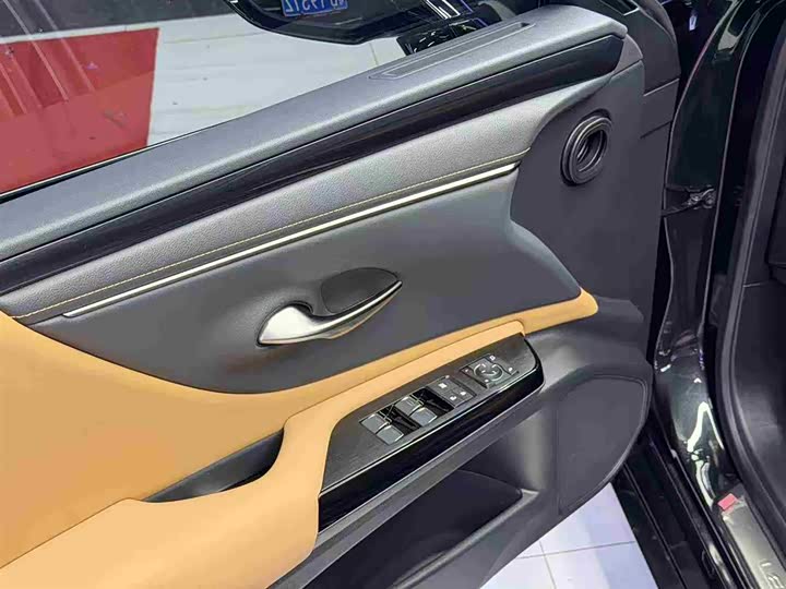 Фото 13 - Lexus ES