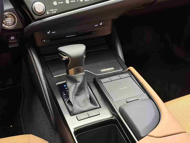 Фото 16 - Lexus ES