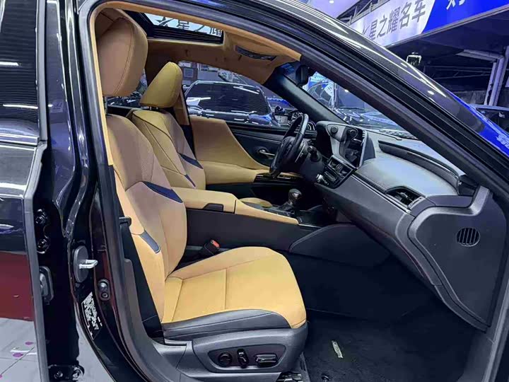 Фото 17 - Lexus ES