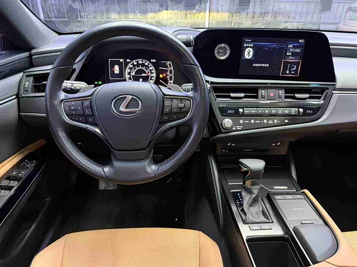 Фото 19 - Lexus ES