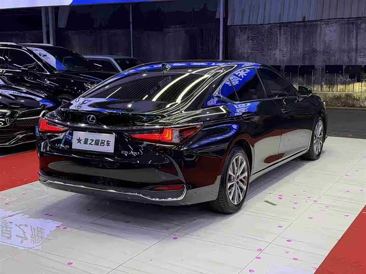 Фото 4 - Lexus ES