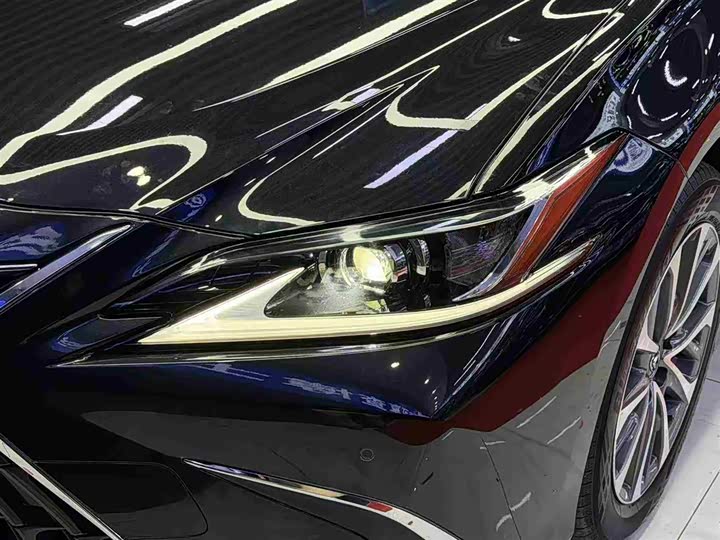 Фото 7 - Lexus ES