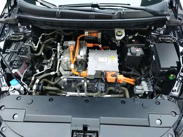 Фото 8 - Hongqi E-QM5