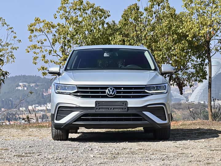 Фото 2 - Volkswagen Tiguan L Pro