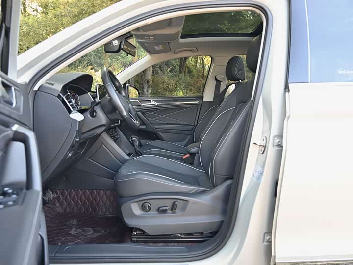 Фото 4 - Volkswagen Tiguan L Pro