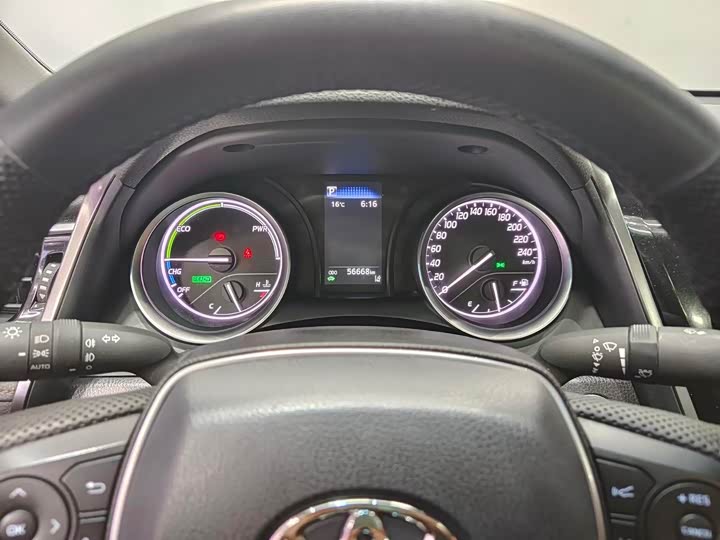 Фото 10 - Toyota Camry