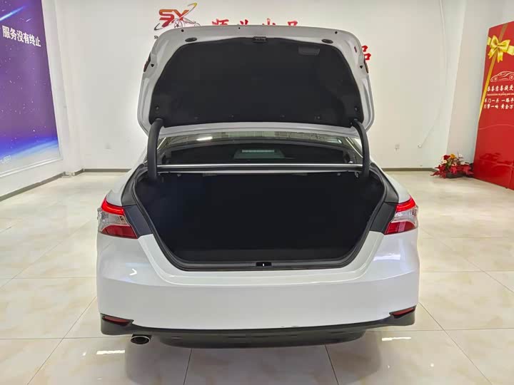 Фото 16 - Toyota Camry