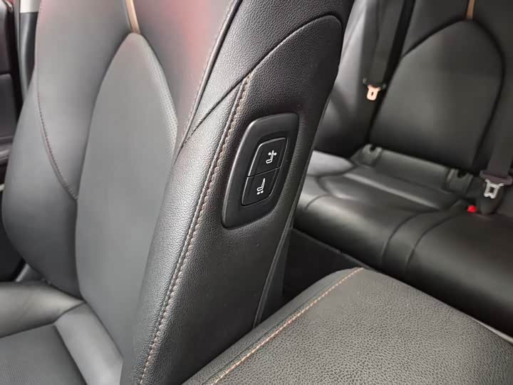 Фото 18 - Toyota Camry