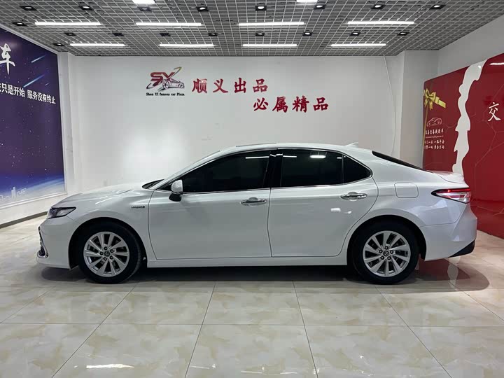 Фото 2 - Toyota Camry