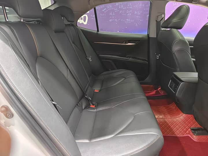 Фото 20 - Toyota Camry