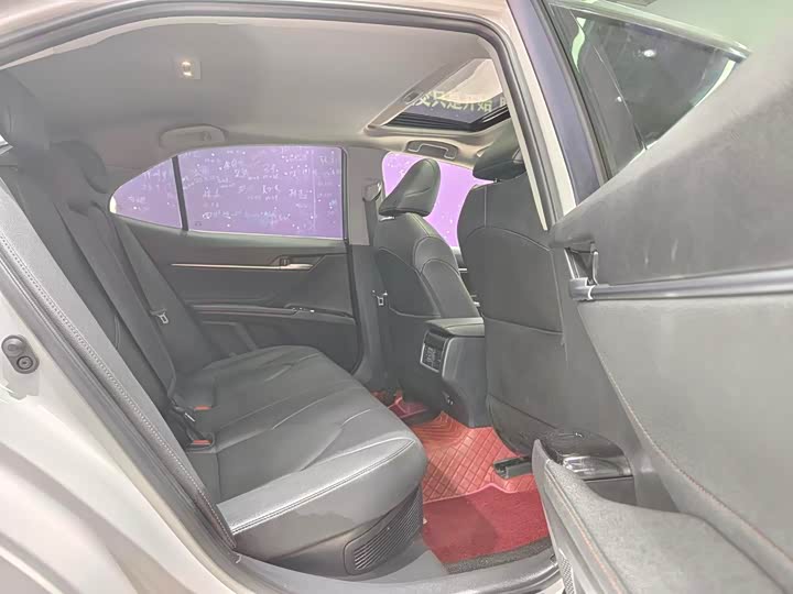 Фото 21 - Toyota Camry