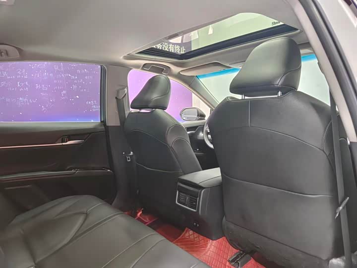 Фото 22 - Toyota Camry