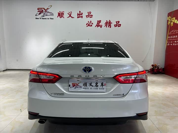 Фото 4 - Toyota Camry