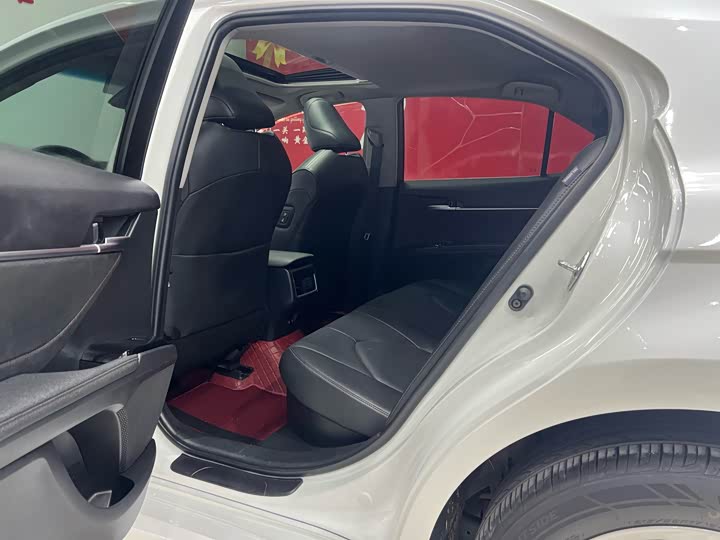 Фото 5 - Toyota Camry