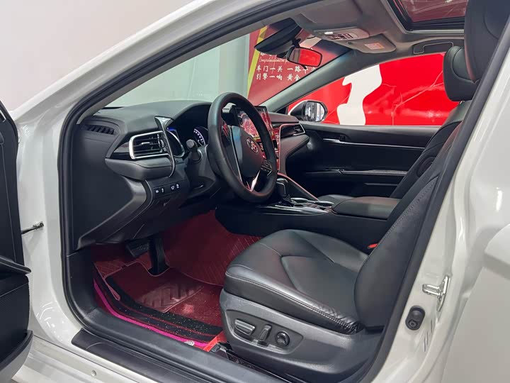 Фото 6 - Toyota Camry